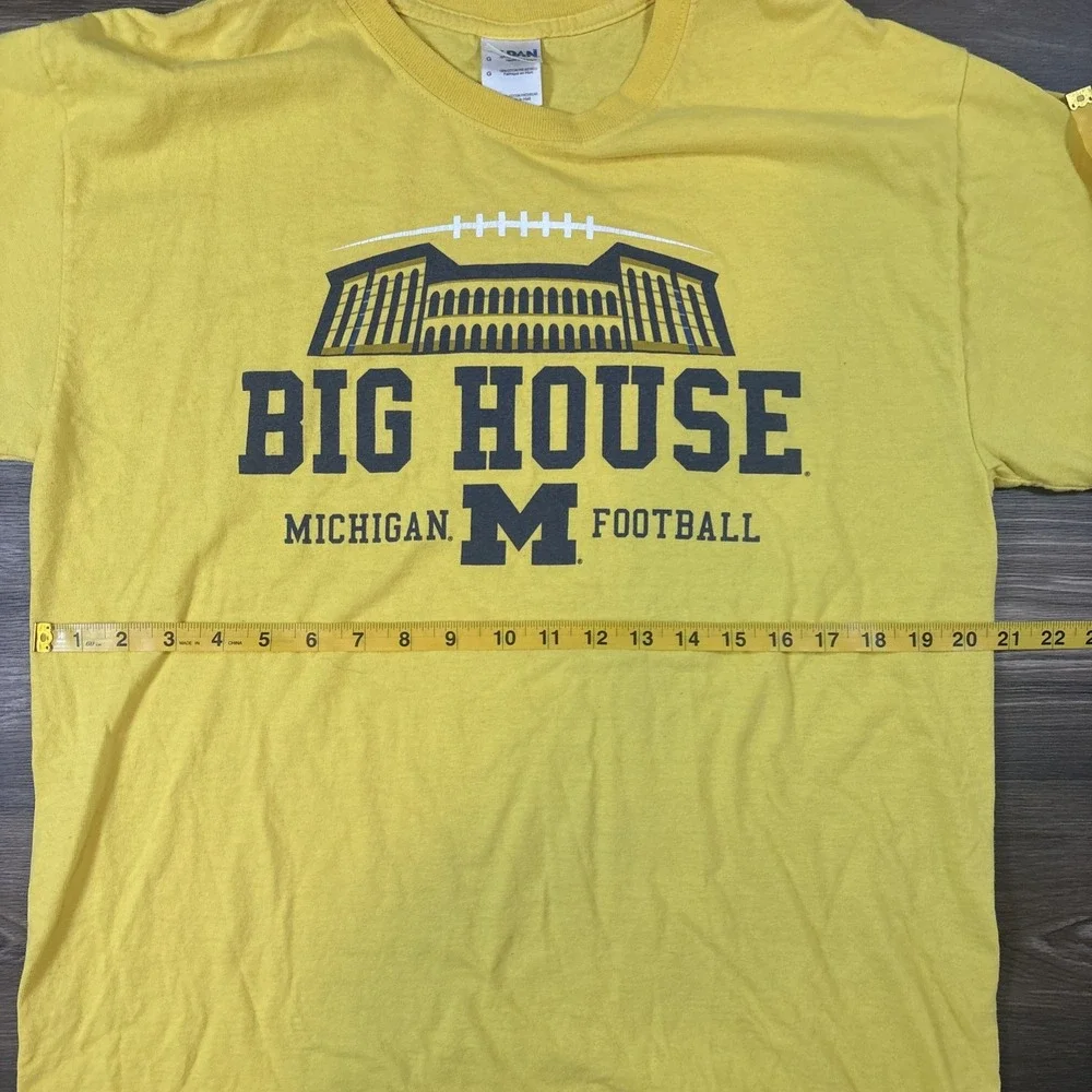 University of Michigan 'Big House' Graphic T Shirt Size L